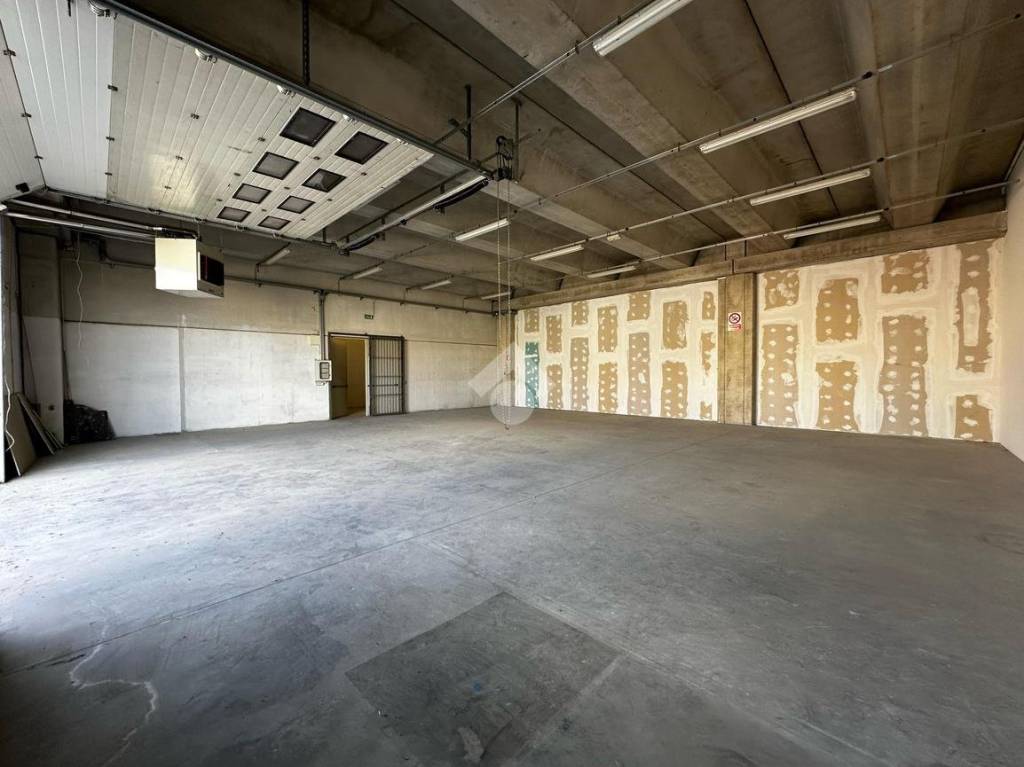 locale commerciale in affitto a Bra in zona Piumati