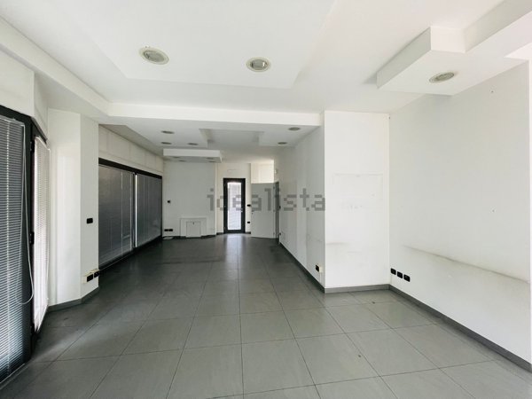 locale commerciale in affitto a Bra