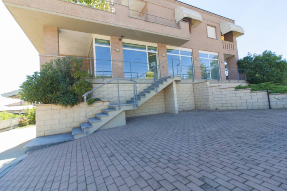 locale commerciale in affitto a Bra in zona Bandito