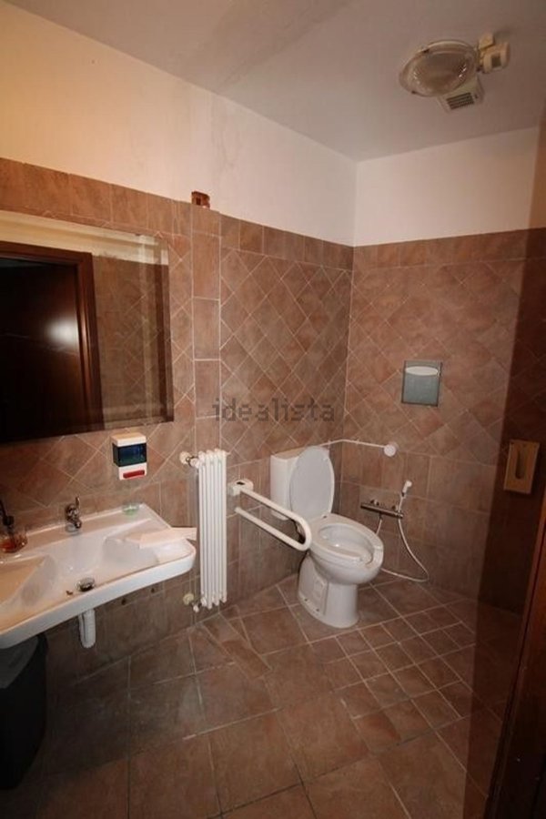 locale commerciale in affitto a Bra