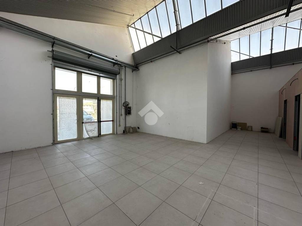 negozio in affitto a Bra in zona San Matteo