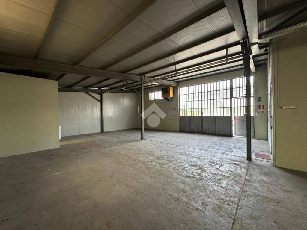 locale commerciale in affitto a Bra