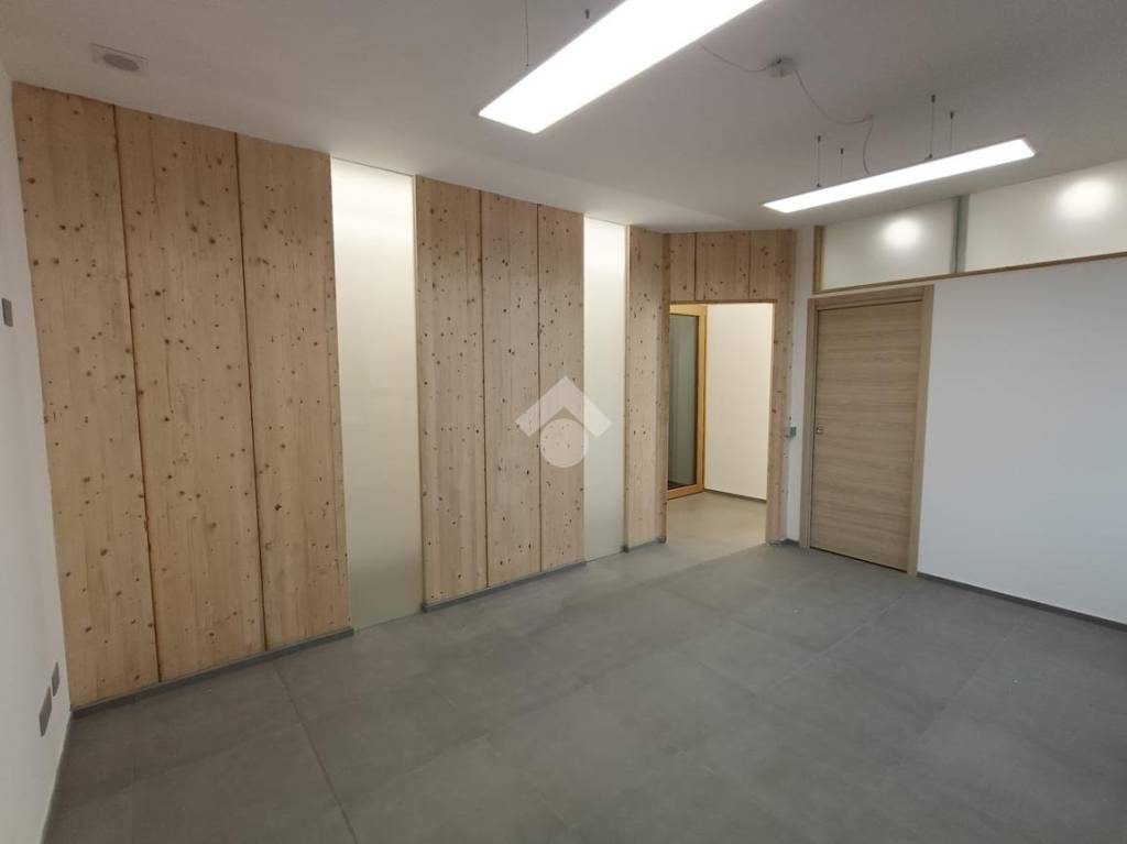 ufficio in affitto a Bra in zona Piumati