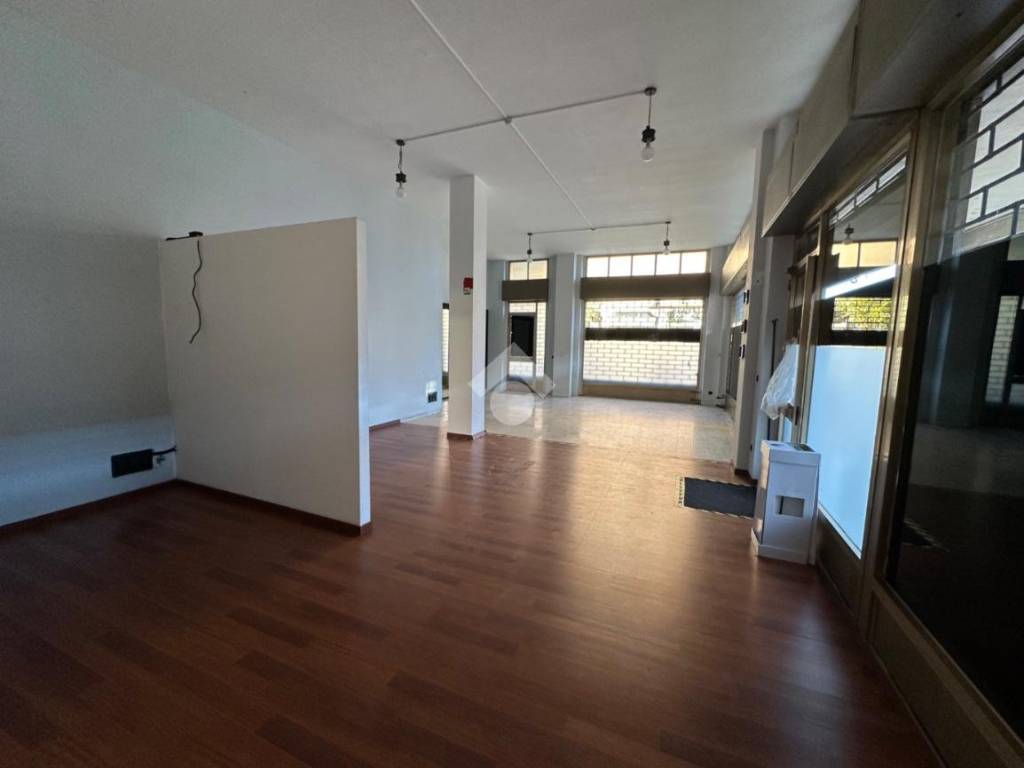 locale commerciale in affitto a Bra