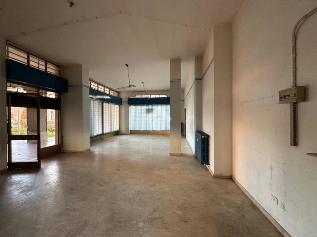 negozio in affitto a Bra in zona Piumati