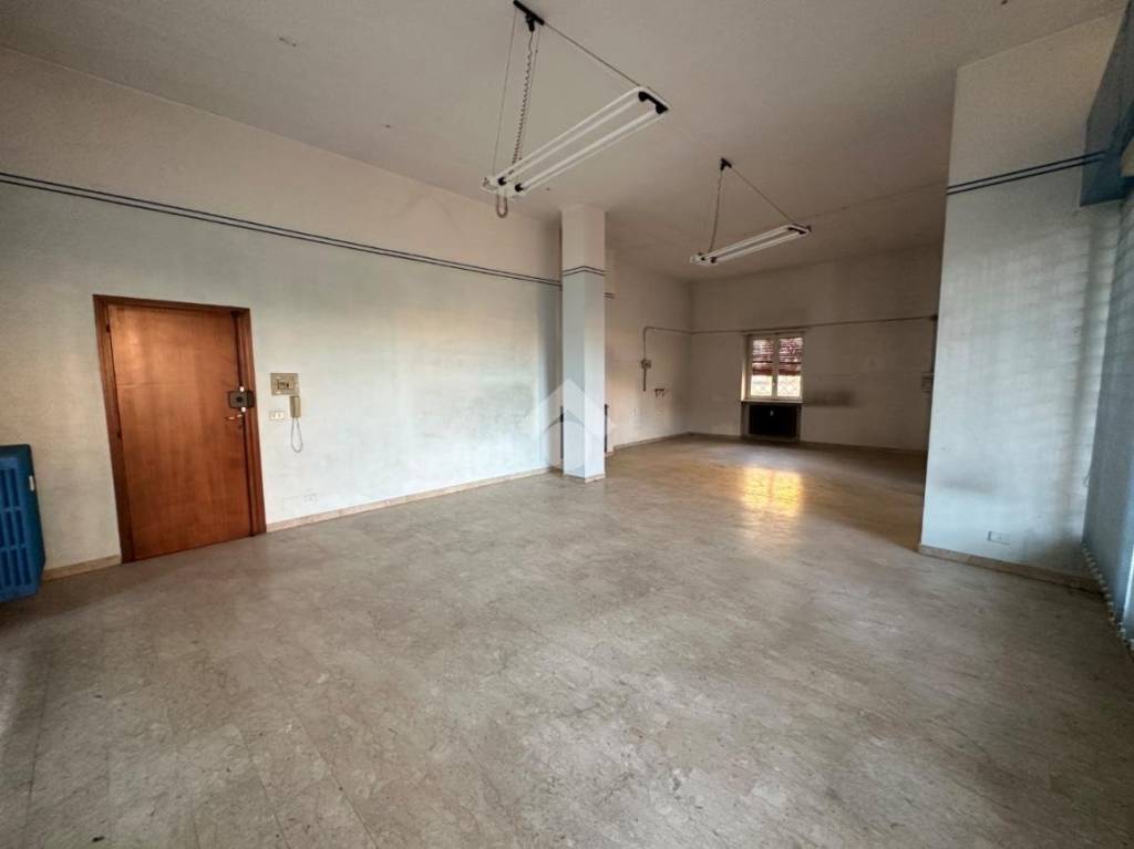 negozio in affitto a Bra in zona Piumati