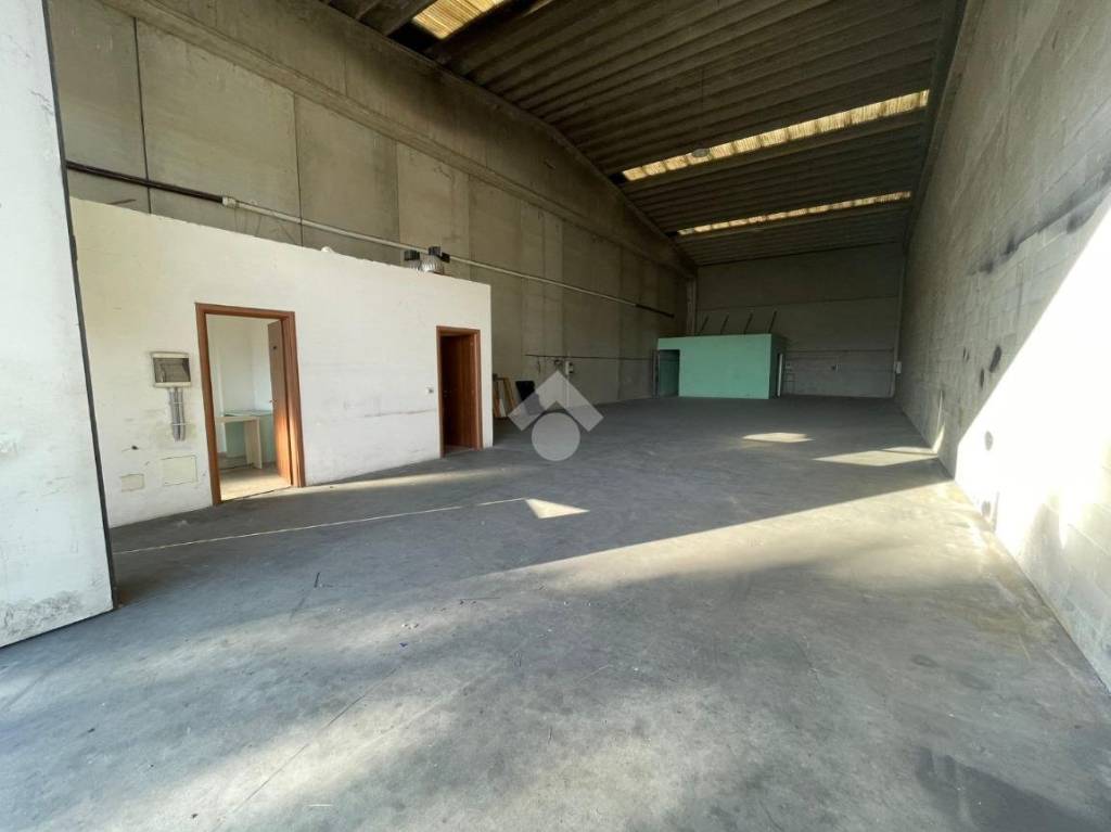 locale commerciale in affitto a Bra