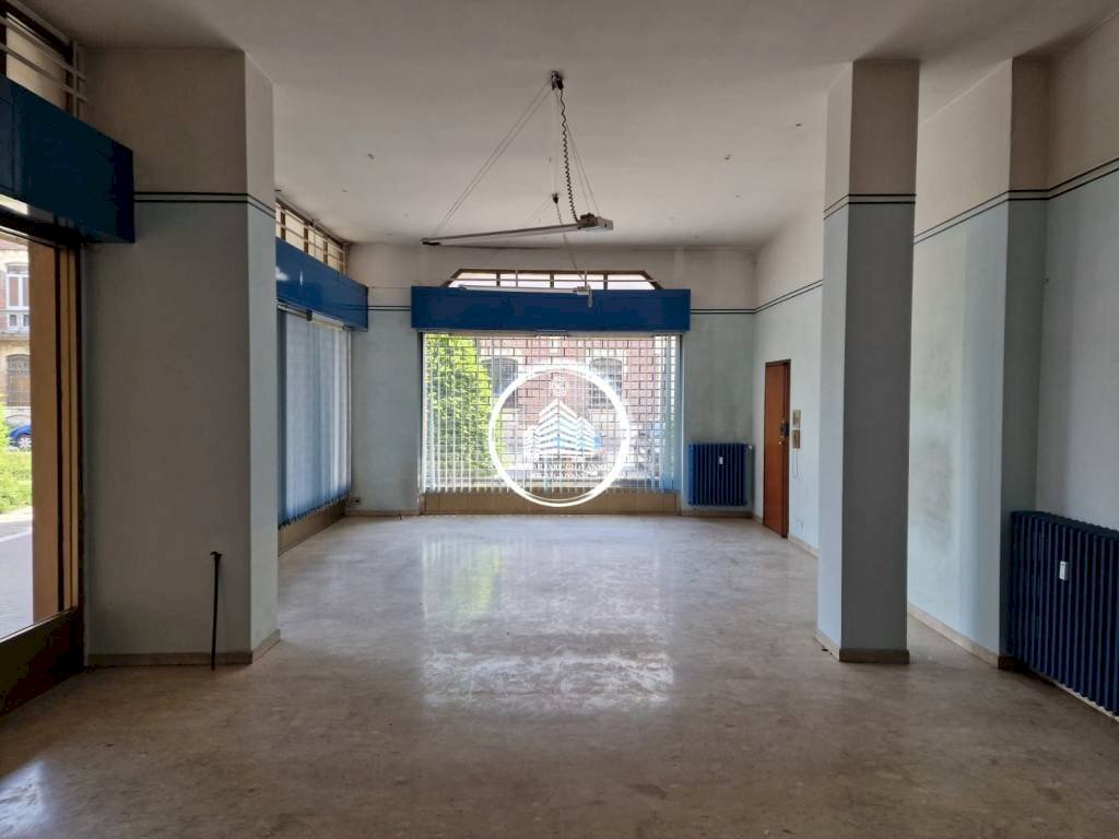 locale commerciale in affitto a Bra in zona Piumati