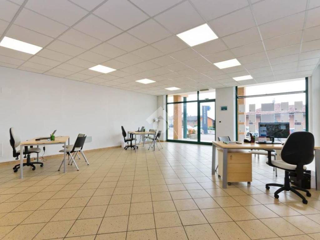 negozio in affitto a Bra in zona Borgo Nuovo