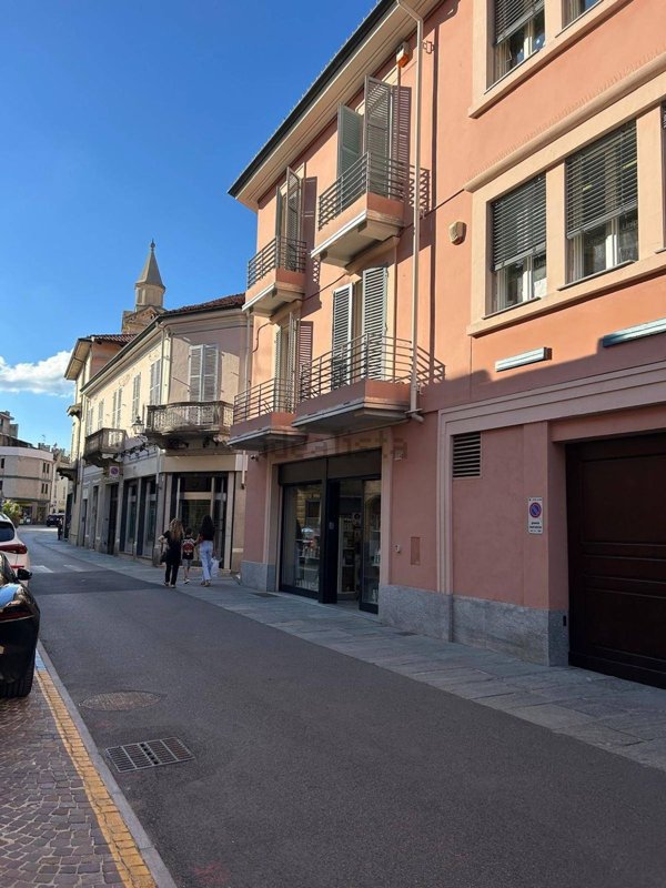 locale commerciale in affitto a Bra
