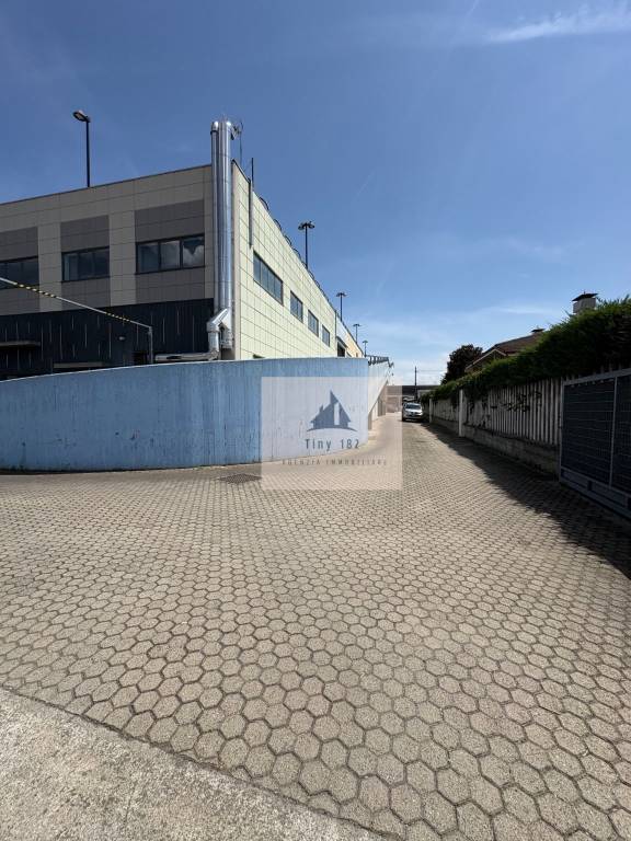 locale commerciale in affitto a Bra in zona Piumati