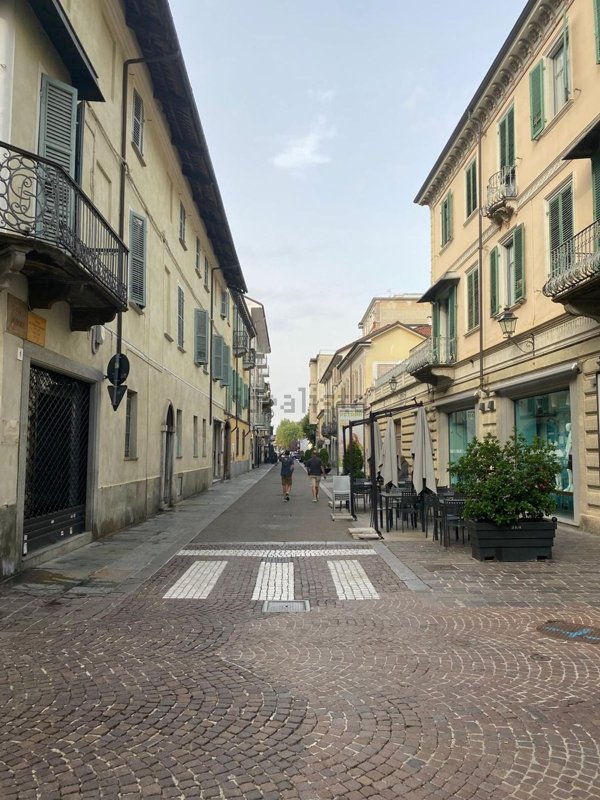 locale commerciale in affitto a Bra
