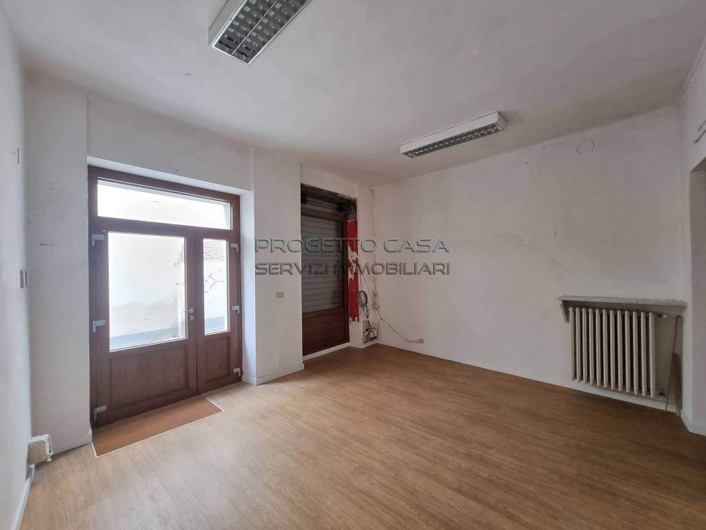 locale commerciale in affitto a Bra