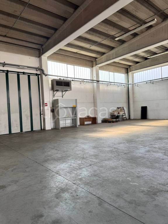 locale commerciale in affitto a Canale