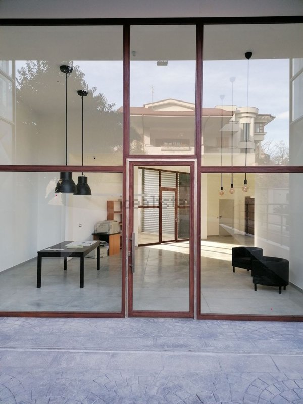 locale commerciale in affitto a Baronissi