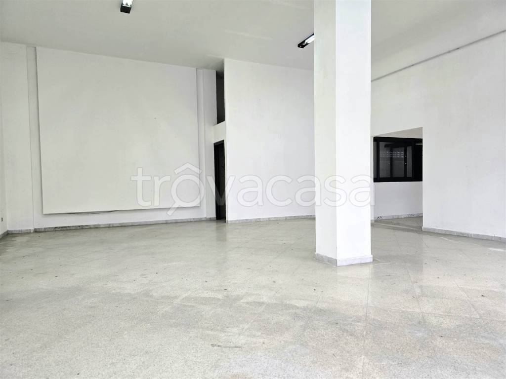 negozio in affitto a Baronissi in zona Antessano