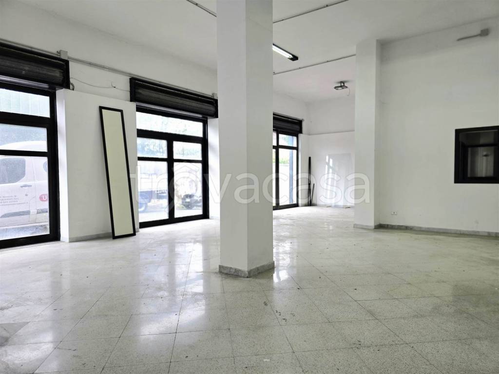 negozio in affitto a Baronissi in zona Antessano