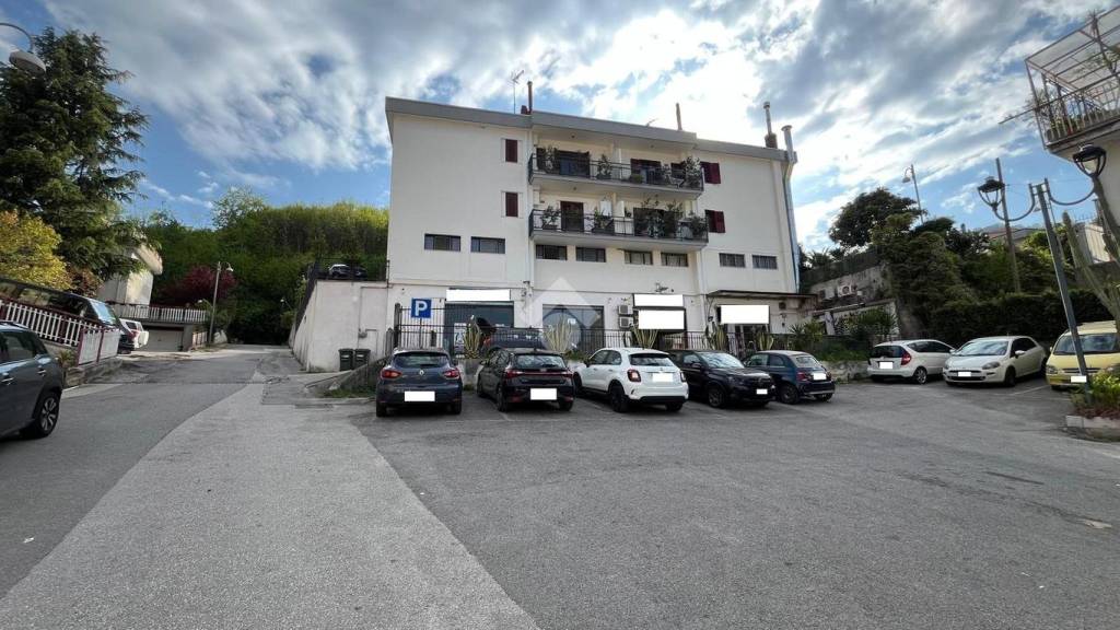 negozio in affitto a Baronissi in zona Saragnano