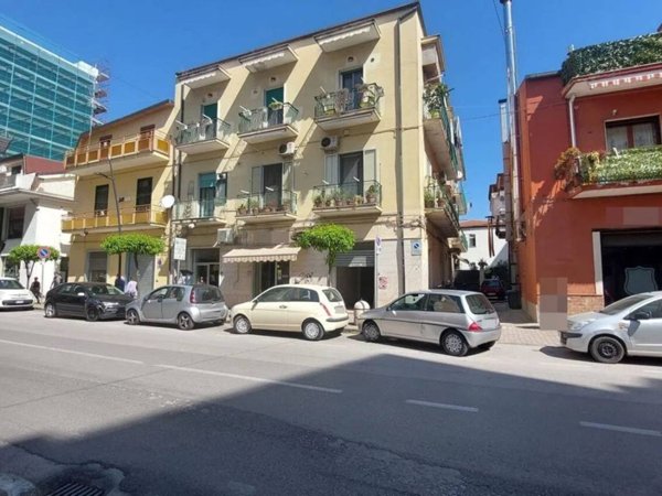 negozio in affitto a Battipaglia in zona Sant'Anna