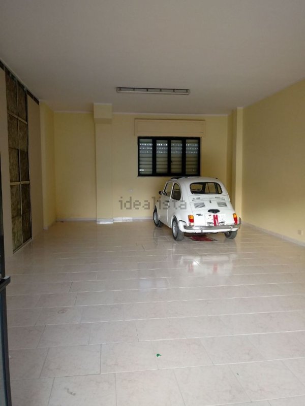 locale commerciale in affitto a Campagna