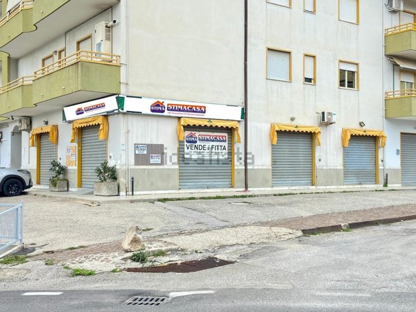 locale commerciale in affitto a Campagna