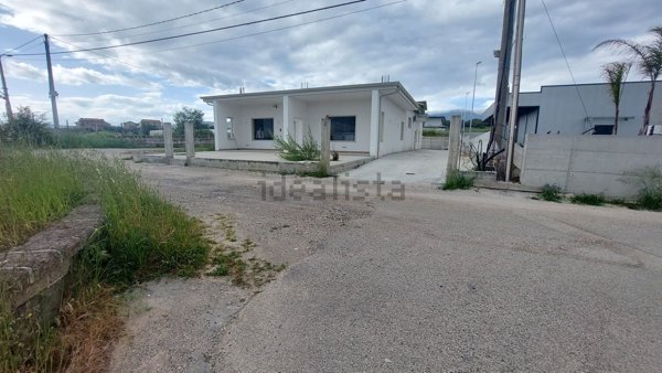 locale commerciale in affitto a Campagna