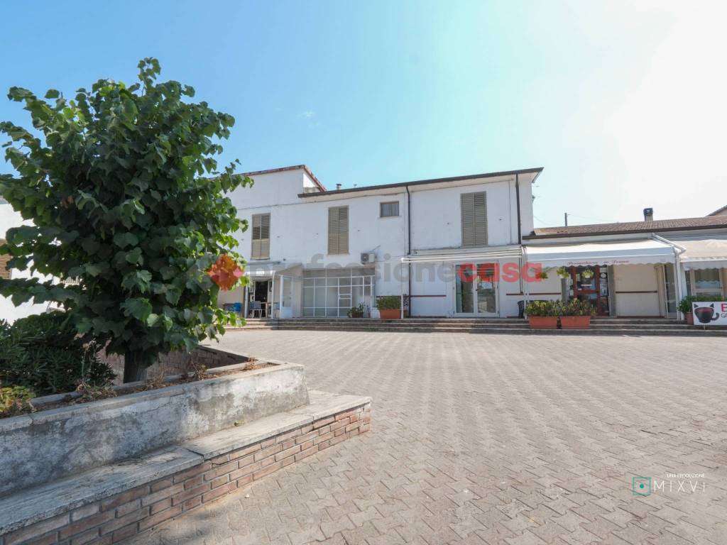 negozio in affitto a Capaccio Paestum in zona Gromola/Foce Sele