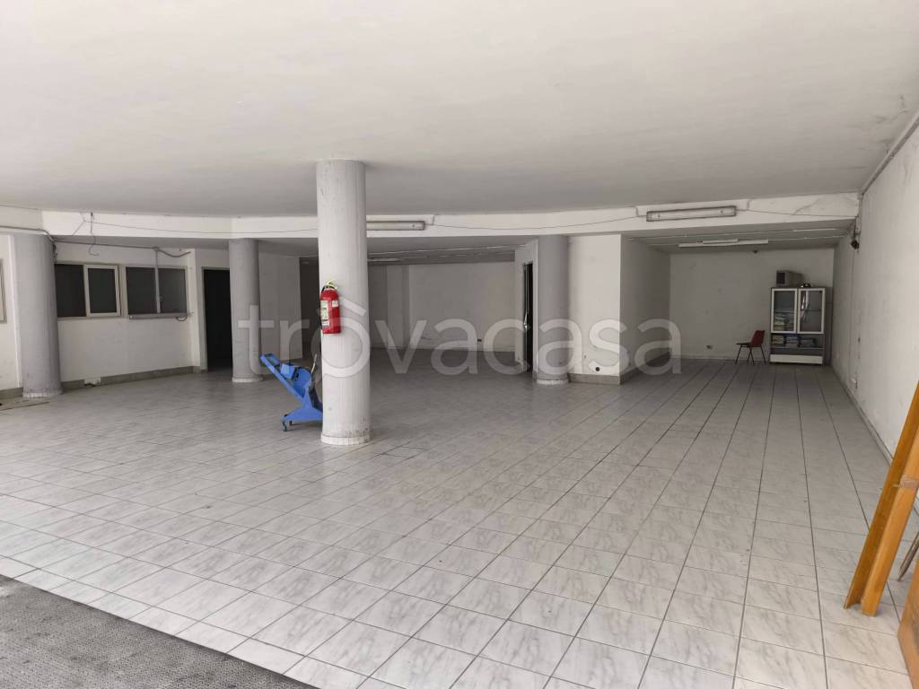 locale commerciale in affitto a Castel San Giorgio