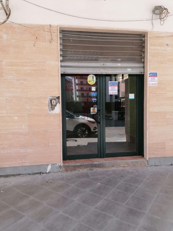 locale commerciale a Cava de' Tirreni in zona Centro Storico / Scacciaventi