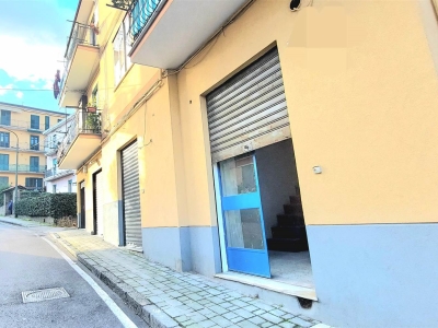 negozio in affitto a Cava de' Tirreni in zona Centro Storico / Scacciaventi