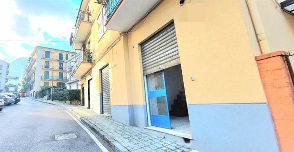 negozio in affitto a Cava de' Tirreni in zona Centro Storico / Scacciaventi
