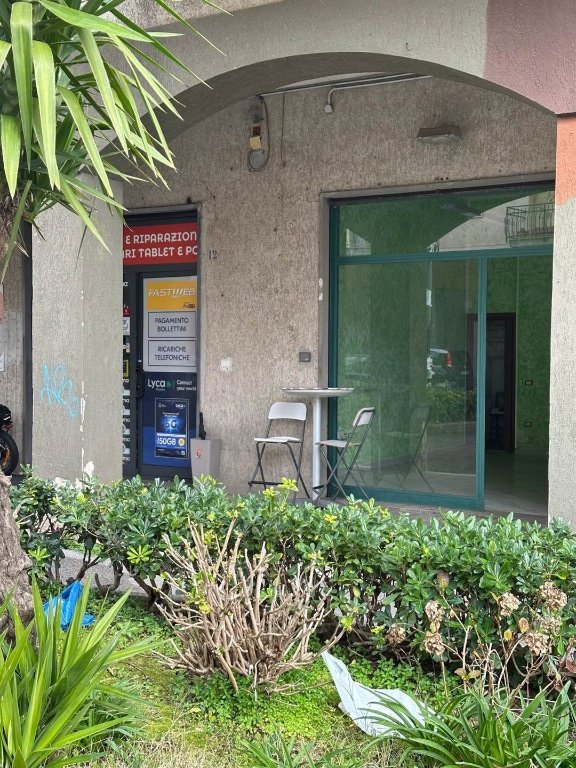 locale commerciale a Cava de' Tirreni in zona Centro Storico / Scacciaventi