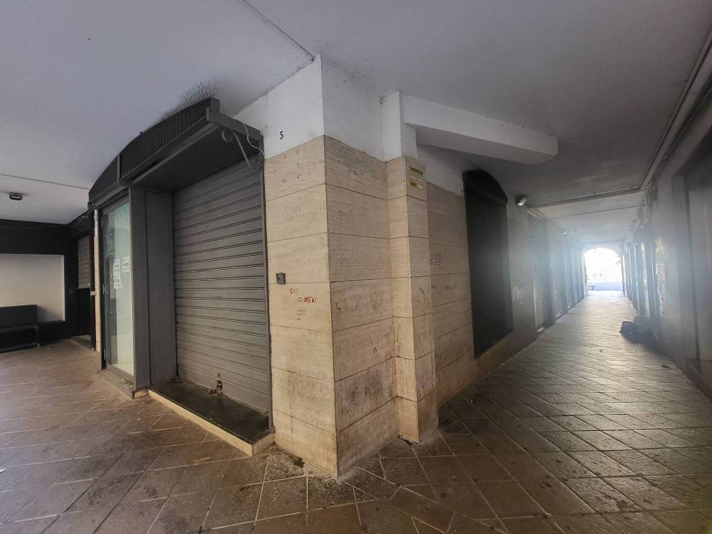 negozio in affitto a Cava de' Tirreni in zona Centro Storico / Scacciaventi