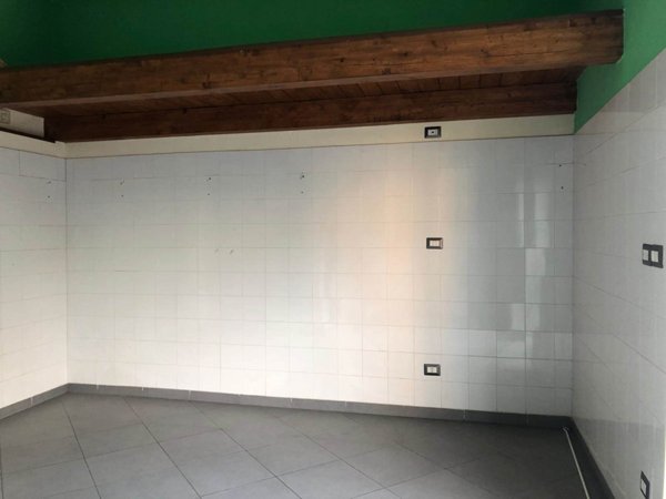 negozio in affitto a Cava de' Tirreni in zona Centro Storico / Scacciaventi