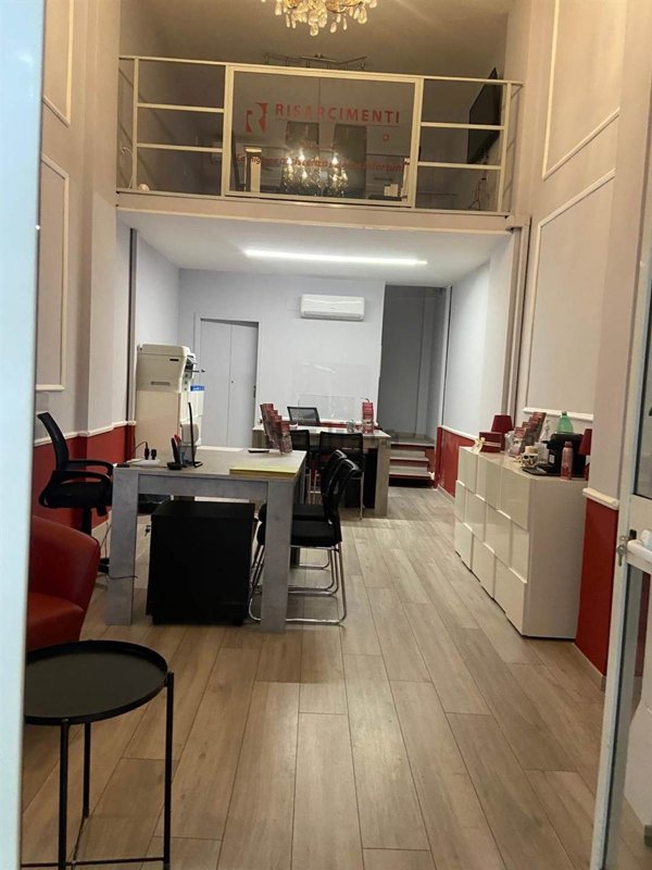 locale commerciale a Cava de' Tirreni in zona Centro Storico / Scacciaventi