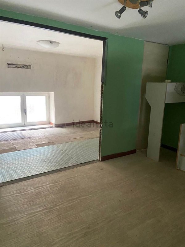 locale commerciale a Cava de' Tirreni in zona Centro Storico / Scacciaventi