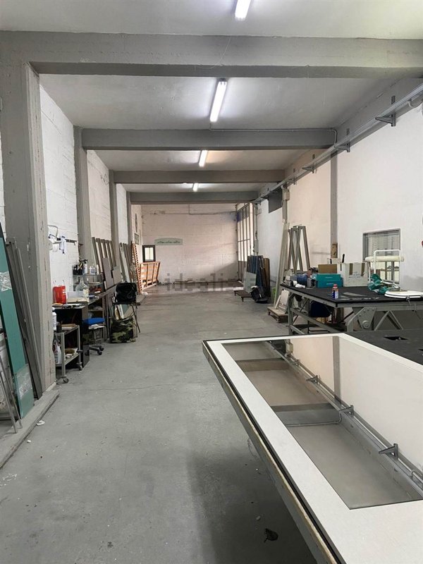 locale commerciale a Cava de' Tirreni in zona Centro Storico / Scacciaventi