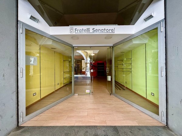 locale commerciale a Cava de' Tirreni in zona Centro Storico / Scacciaventi