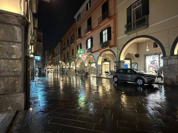 locale commerciale a Cava de' Tirreni in zona Centro Storico / Scacciaventi
