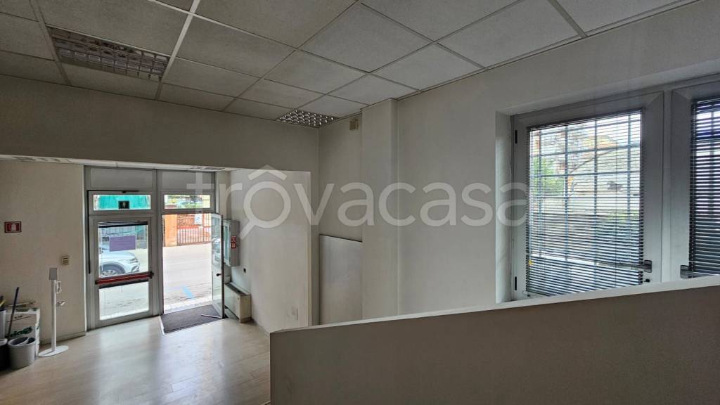 negozio in affitto a Cava de' Tirreni in zona Centro Storico / Scacciaventi