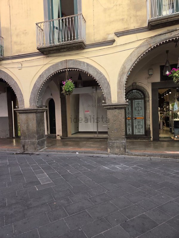 locale commerciale a Cava de' Tirreni in zona Centro Storico / Scacciaventi