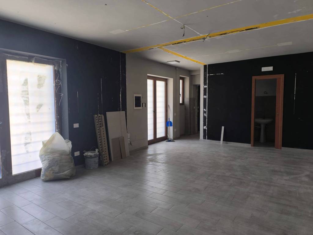 negozio in affitto a Cava de' Tirreni in zona Santa Lucia
