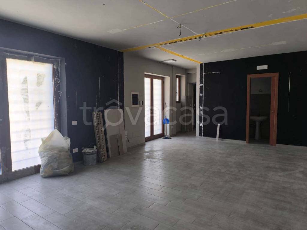 negozio in affitto a Cava de' Tirreni in zona Santa Lucia