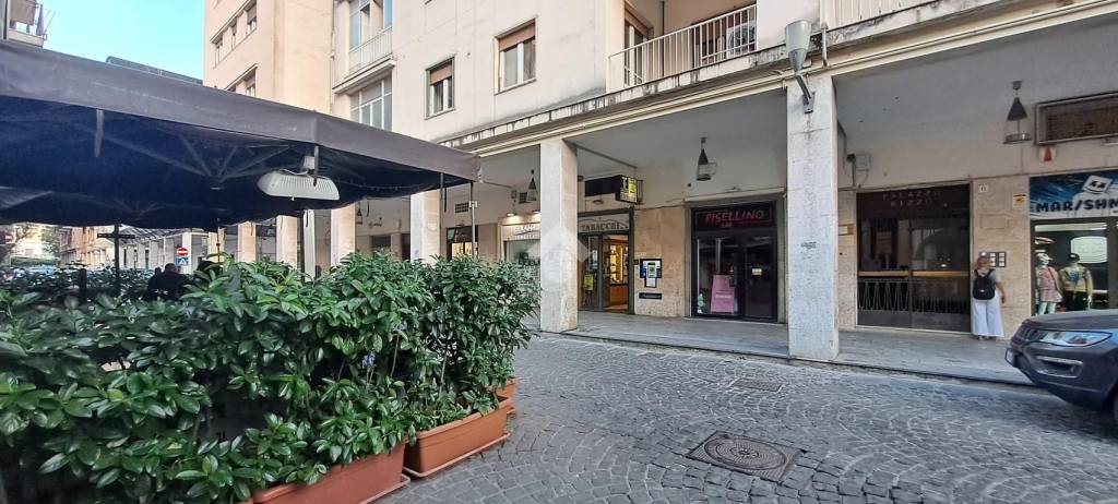 locale commerciale a Cava de' Tirreni in zona Centro Storico / Scacciaventi