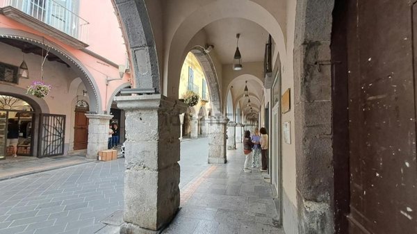 locale commerciale a Cava de' Tirreni in zona Centro Storico / Scacciaventi