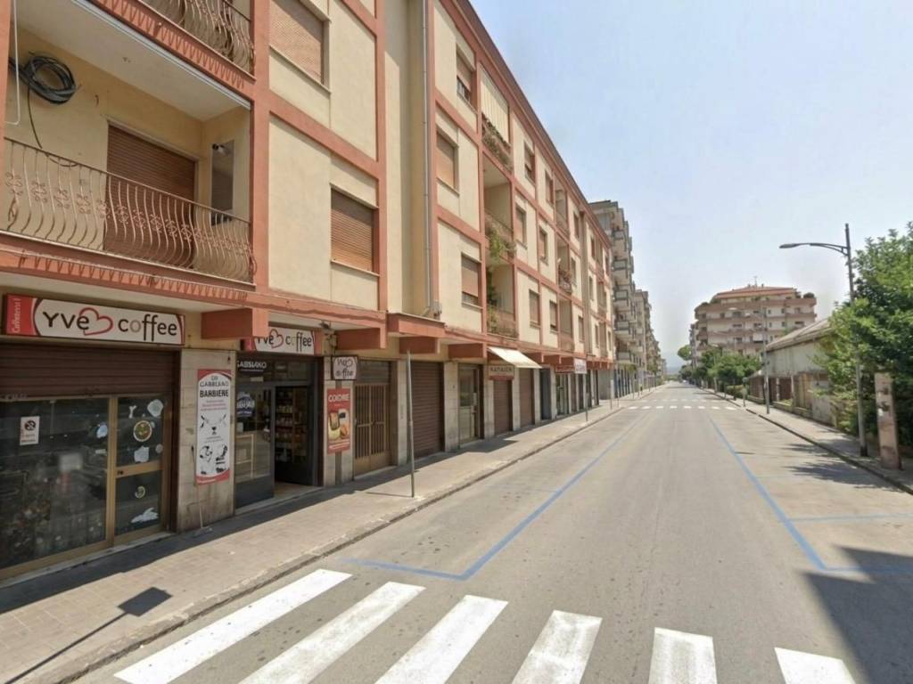 locale commerciale a Cava de' Tirreni in zona Centro Storico / Scacciaventi