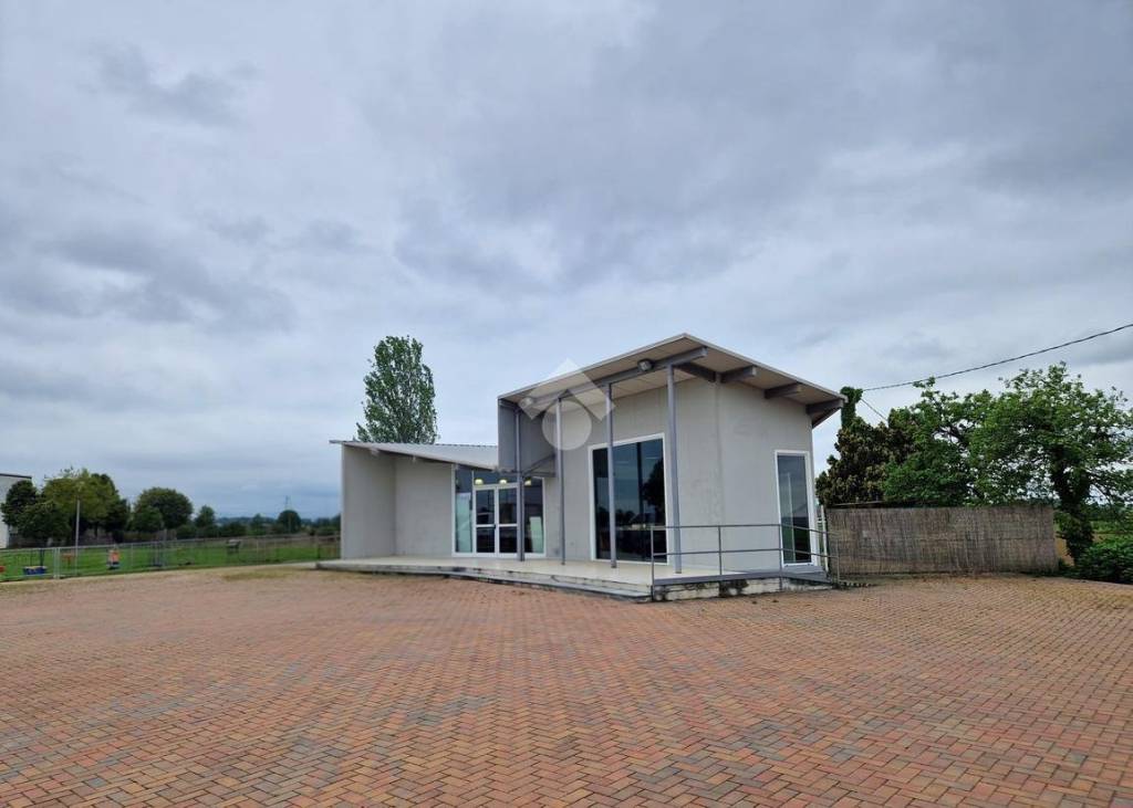 negozio in affitto a Cervere in zona Montarossa