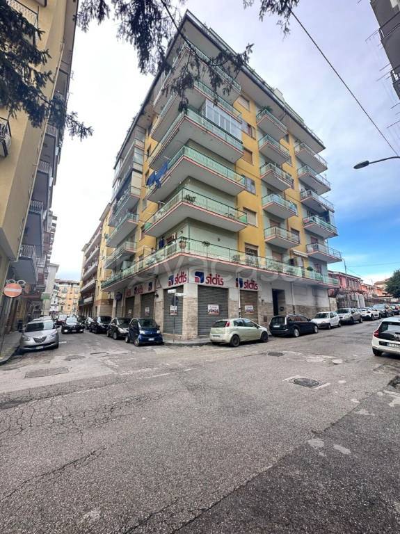 negozio in affitto ad Eboli