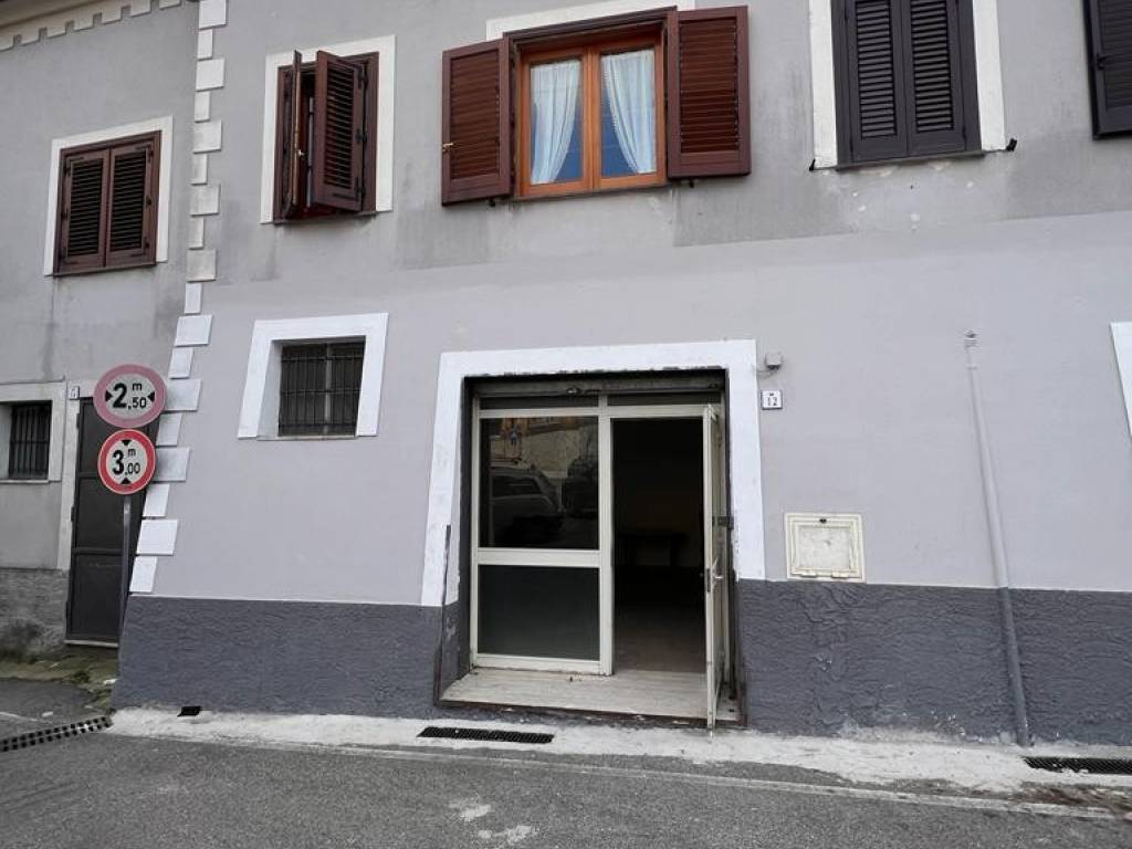 negozio in affitto a Giffoni Valle Piana