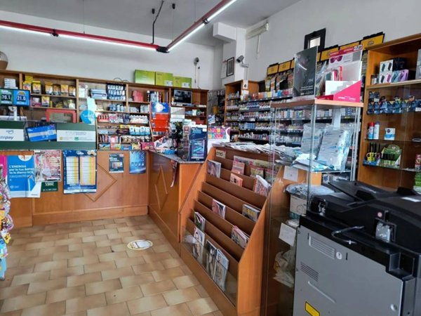 negozio in affitto a Giffoni Valle Piana